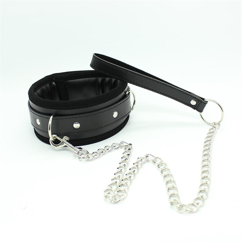 Collar con Correa de Metal e Interior Acolchado Negro